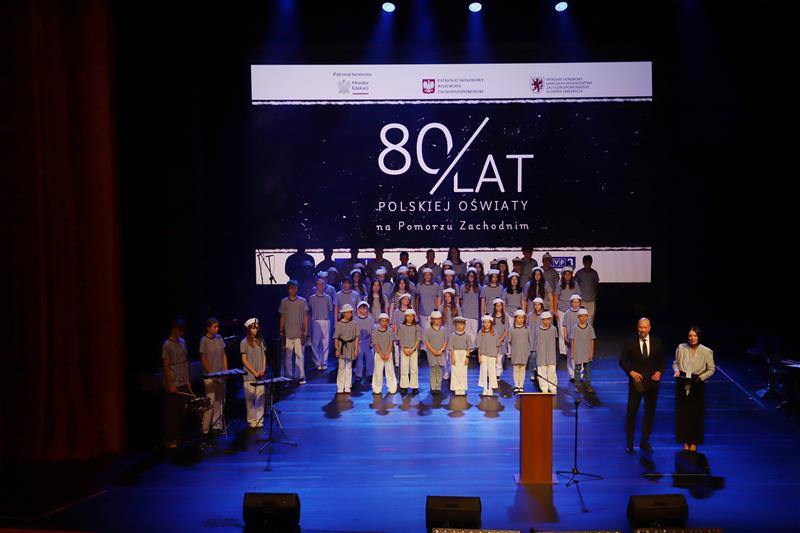 Gala 80-lecia Polskiej Oświaty na Pomorzu Zachodnim – uczestnicy uroczystości w sali ceremonialnej