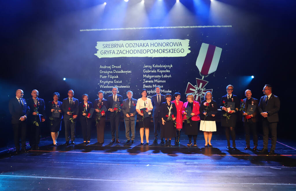 Przemówienie podczas Gali 80-lecia Polskiej Oświaty na Pomorzu Zachodnim – mówca przy mównicy