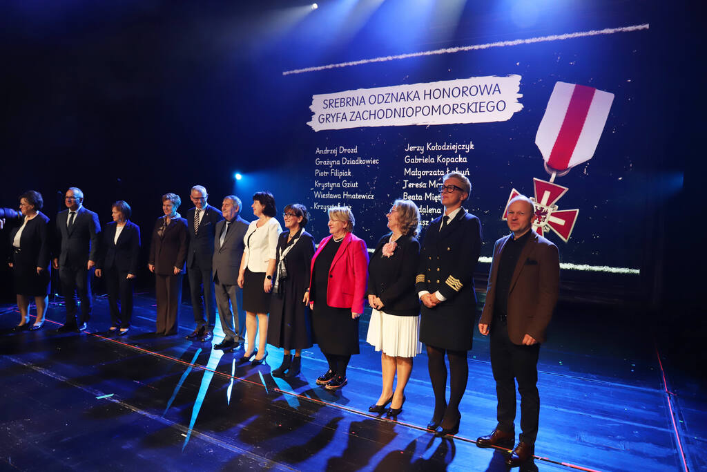 Grupowe zdjęcie laureatów i gości Gali 80-lecia Polskiej Oświaty na Pomorzu Zachodnim