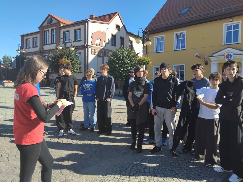 Uczniowie TME na wycieczce do Morynia – grupowe zdjęcie przy starym kościele
