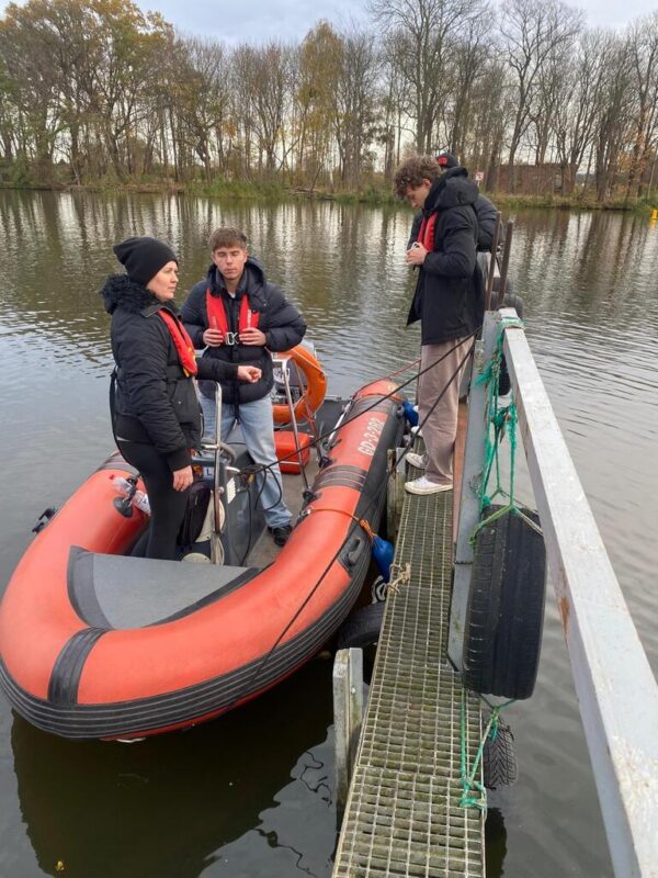 Pamiątkowe zdjęcie uczestników kursu sternika motorowodnego ZSEE TME