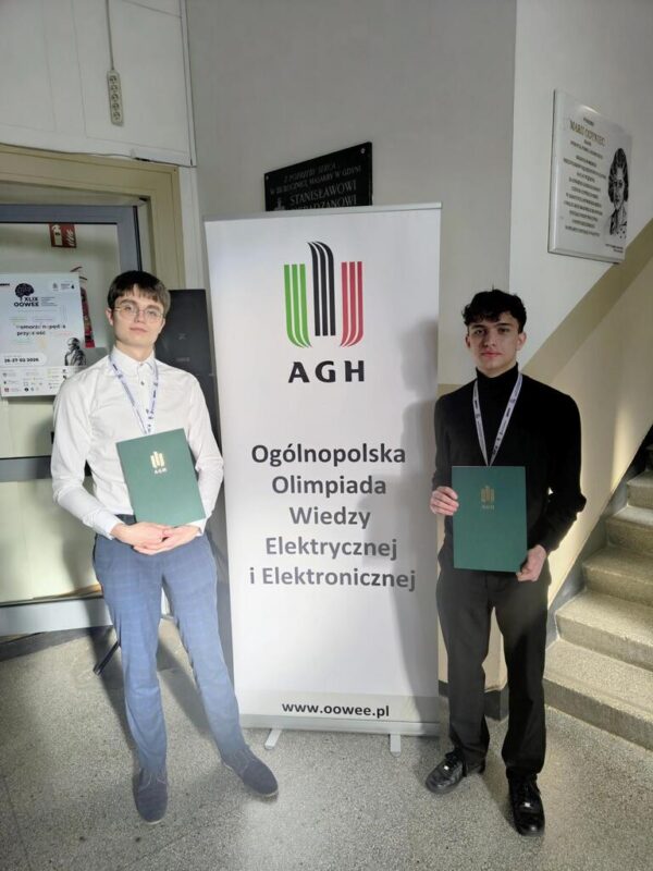 Finaliści Ogólnopolskiej Olimpiady Wiedzy Elektrycznej i Elektronicznej z ZSEE TME z dyplomami