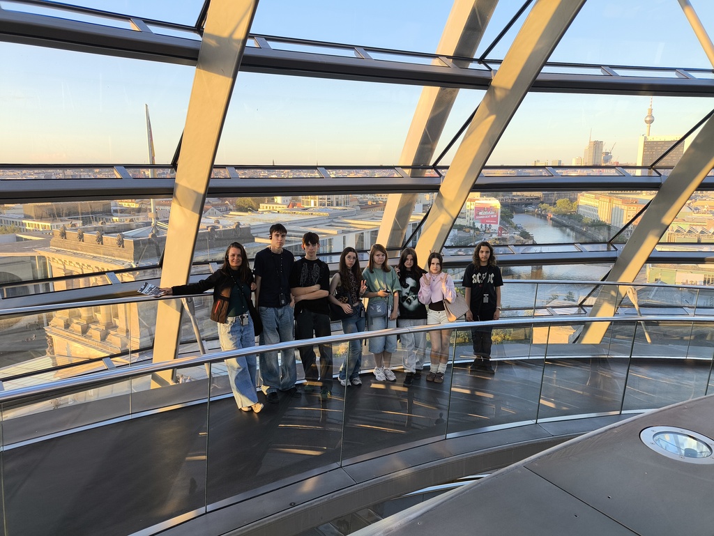 Uczniowie TME na tarasie kopuły Reichstagu z panoramą Berlina – Wieża TV i rzeka Sprewa w tle